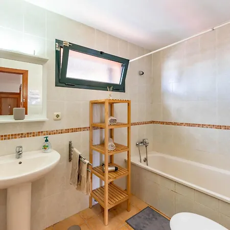 Sunrise Surf House, Big Garden, Hot Tub, Parking, Super-fast Free Wi-fi Сasa de vacaciones *