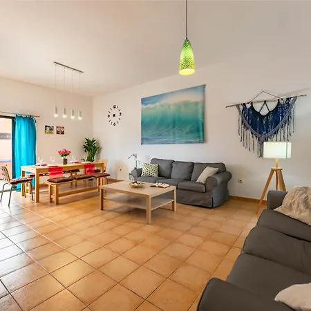Sunrise Surf House, Big Garden, Hot Tub, Parking, Super-fast Free Wi-fi Сasa de vacaciones