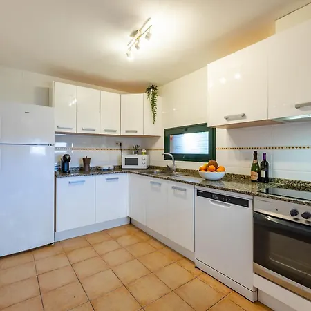 Sunrise Surf House, Big Garden, Hot Tub, Parking, Super-fast Free Wi-fi Сasa de vacaciones Corralejo